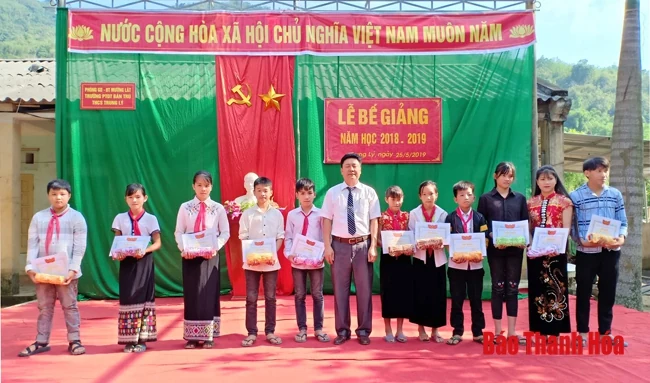 Những khoảnh khắc ấn tượng và xúc động tại lễ bế giảng của các em học sinh vùng cao Mường Lát