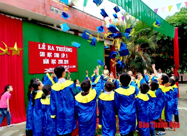 Những khoảnh khắc ấn tượng và xúc động tại lễ bế giảng của các em học sinh vùng cao Mường Lát