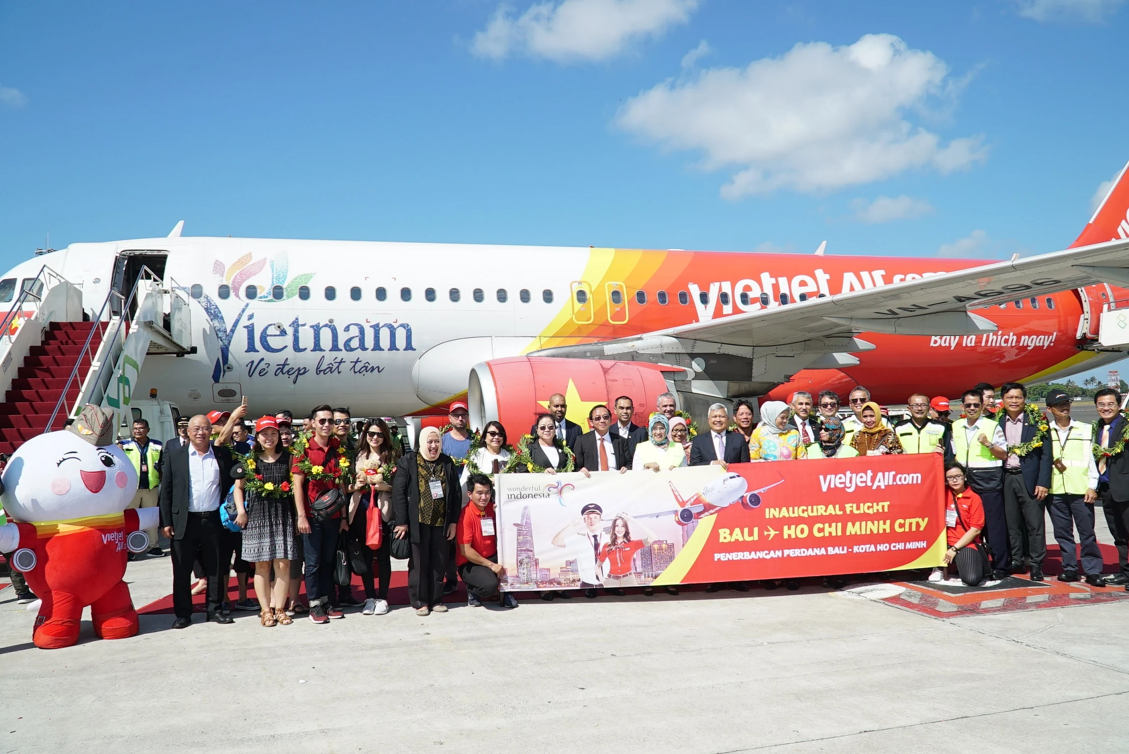 Các đại sứ và Tổng lãnh sự các nước ASEAN tại Việt Nam bay cùng Vietjet trên chuyến bay đầu tiên đến Bali