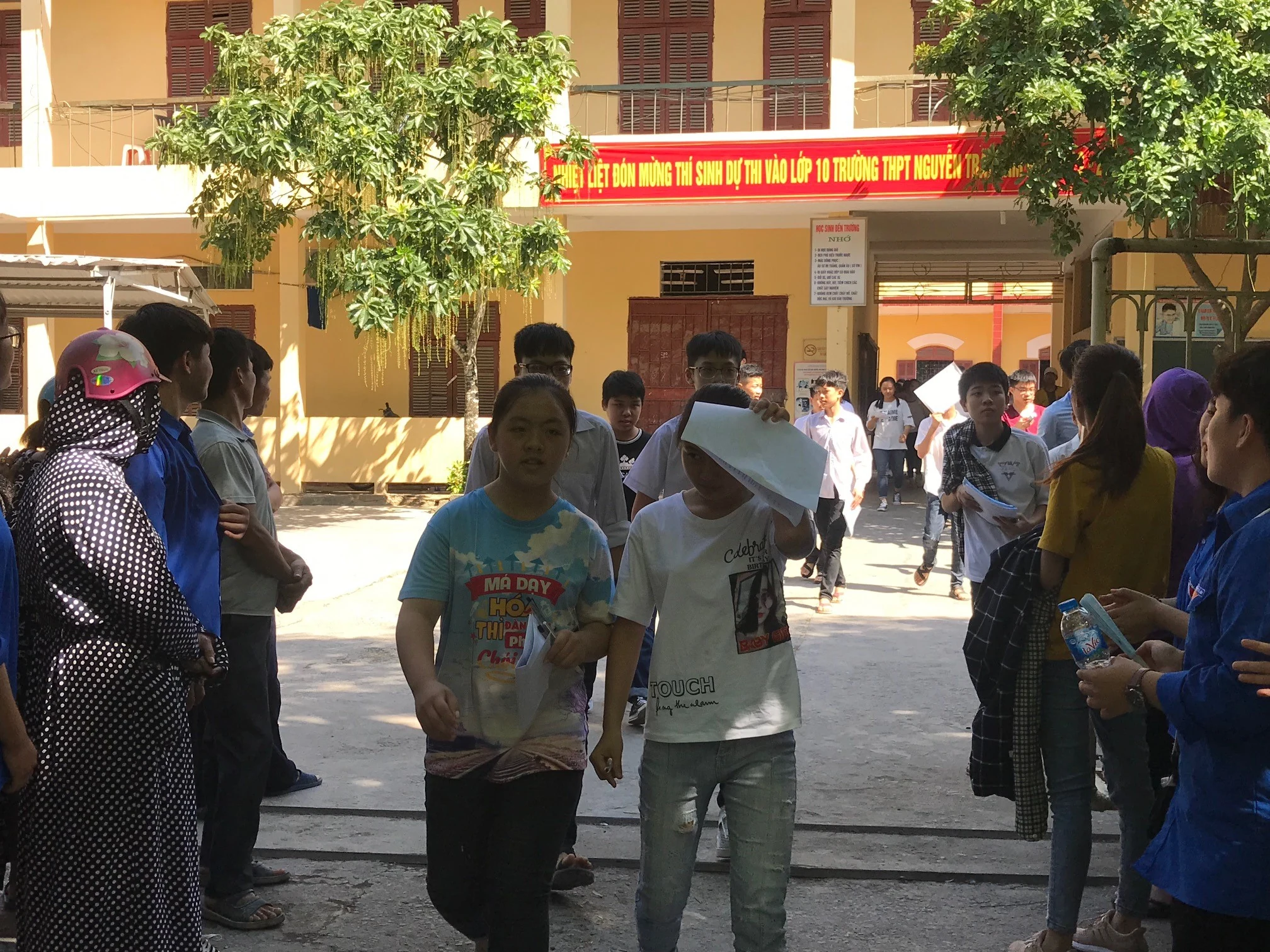 Đa chiều cảm xúc sau môn thi Tiếng Anh vào lớp 10