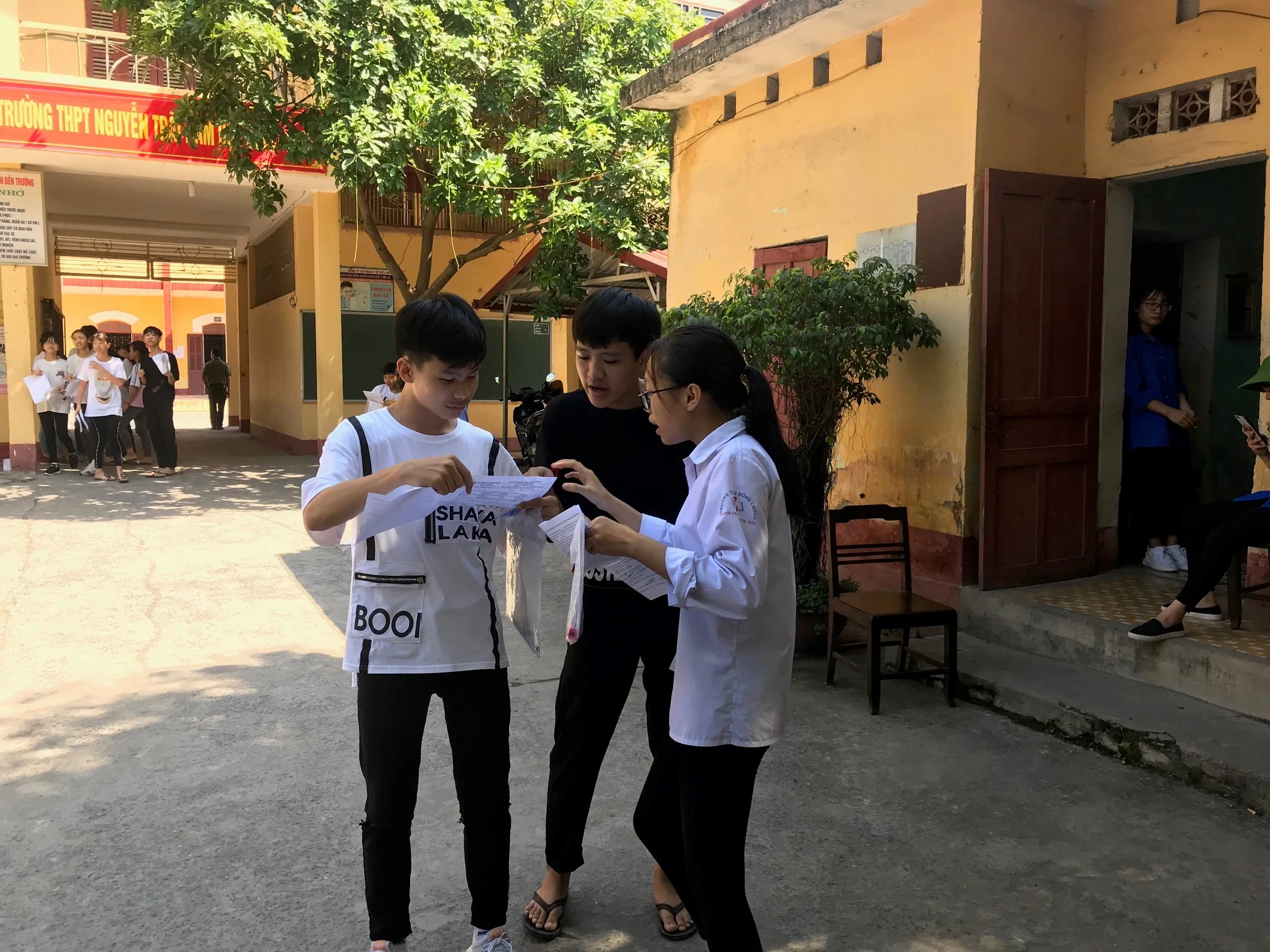 Đa chiều cảm xúc sau môn thi Tiếng Anh vào lớp 10