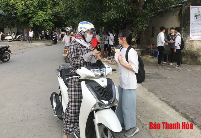 Nỗi lo bên ngoài trường thi