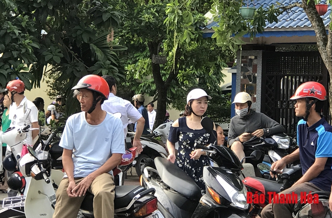 Nỗi lo bên ngoài trường thi