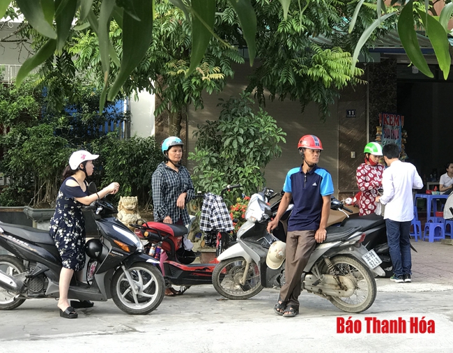 Nỗi lo bên ngoài trường thi