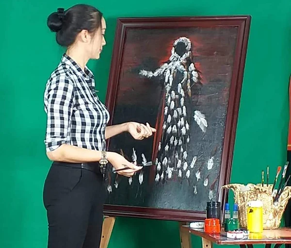 Cô gái và những bức tranh làm từ lông gà, lông vịt