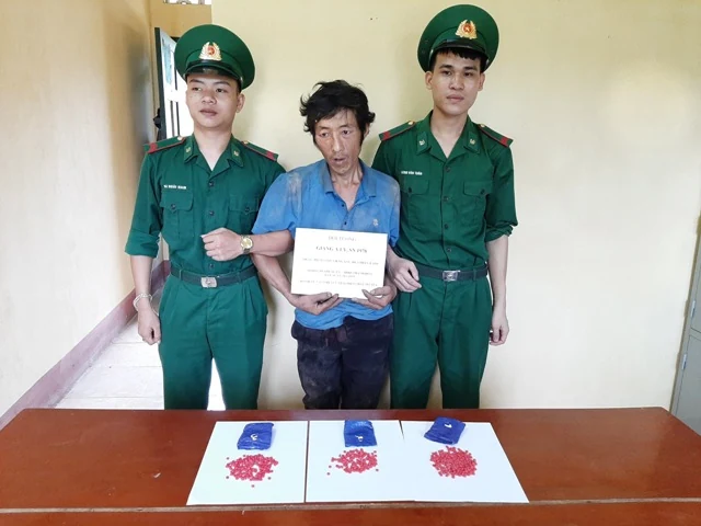 Bắt giữ đối tượng vận chuyển 565 viên ma túy tổng hợp qua biên giới