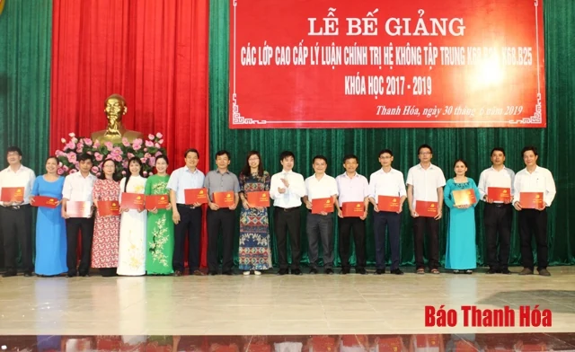 Bế giảng các lớp cao cấp lý luận chính trị hệ không tập trung, khóa học 2017-2019