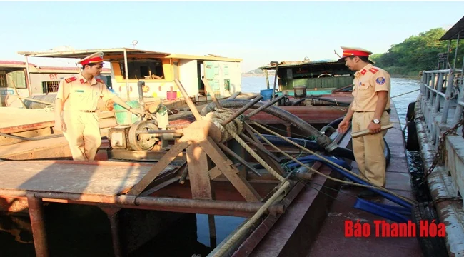 Xử lý 15 vụ khai thác cát, sỏi trái phép