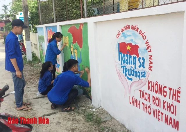 Tô điểm cho làng quê bằng những bức tranh bích họa