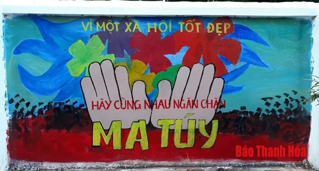 Tô điểm cho làng quê bằng những bức tranh bích họa