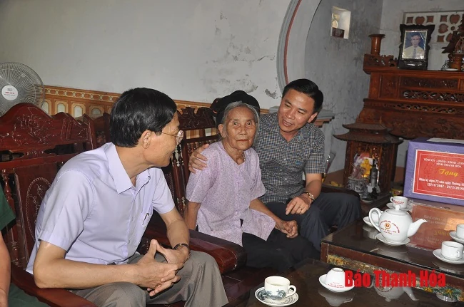 Đồng chí Phó Bí thư Thường trực Tỉnh ủy, Trưởng Đoàn ĐBQH tỉnh thăm, tặng quà các gia đình chính sách tại TP Sầm Sơn và huyện Yên Định