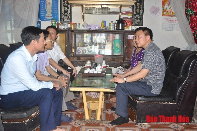 Đồng chí Phó Bí thư Thường trực Tỉnh ủy, Trưởng Đoàn ĐBQH tỉnh thăm, tặng quà các gia đình chính sách tại TP Sầm Sơn và huyện Yên Định