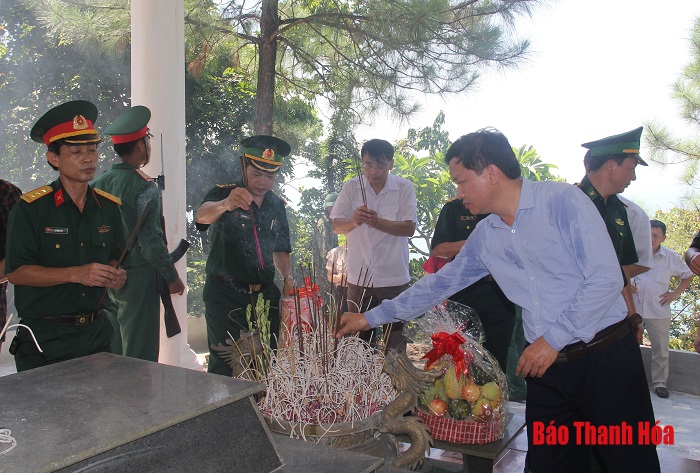 Phó Chủ tịch UBND tỉnh Phạm Đăng Quyền viếng Nghĩa trang liệt sĩ Đảo Mê và thăm, tặng quà gia đình chính sách tại huyện Tĩnh Gia