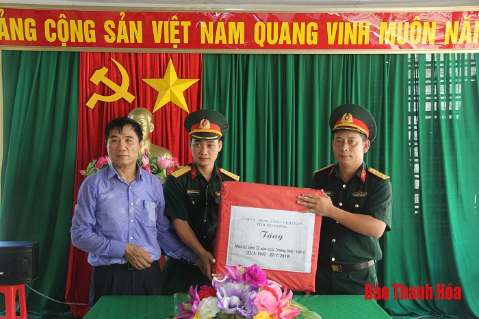 Phó Chủ tịch UBND tỉnh Phạm Đăng Quyền viếng Nghĩa trang liệt sĩ Đảo Mê và thăm, tặng quà gia đình chính sách tại huyện Tĩnh Gia