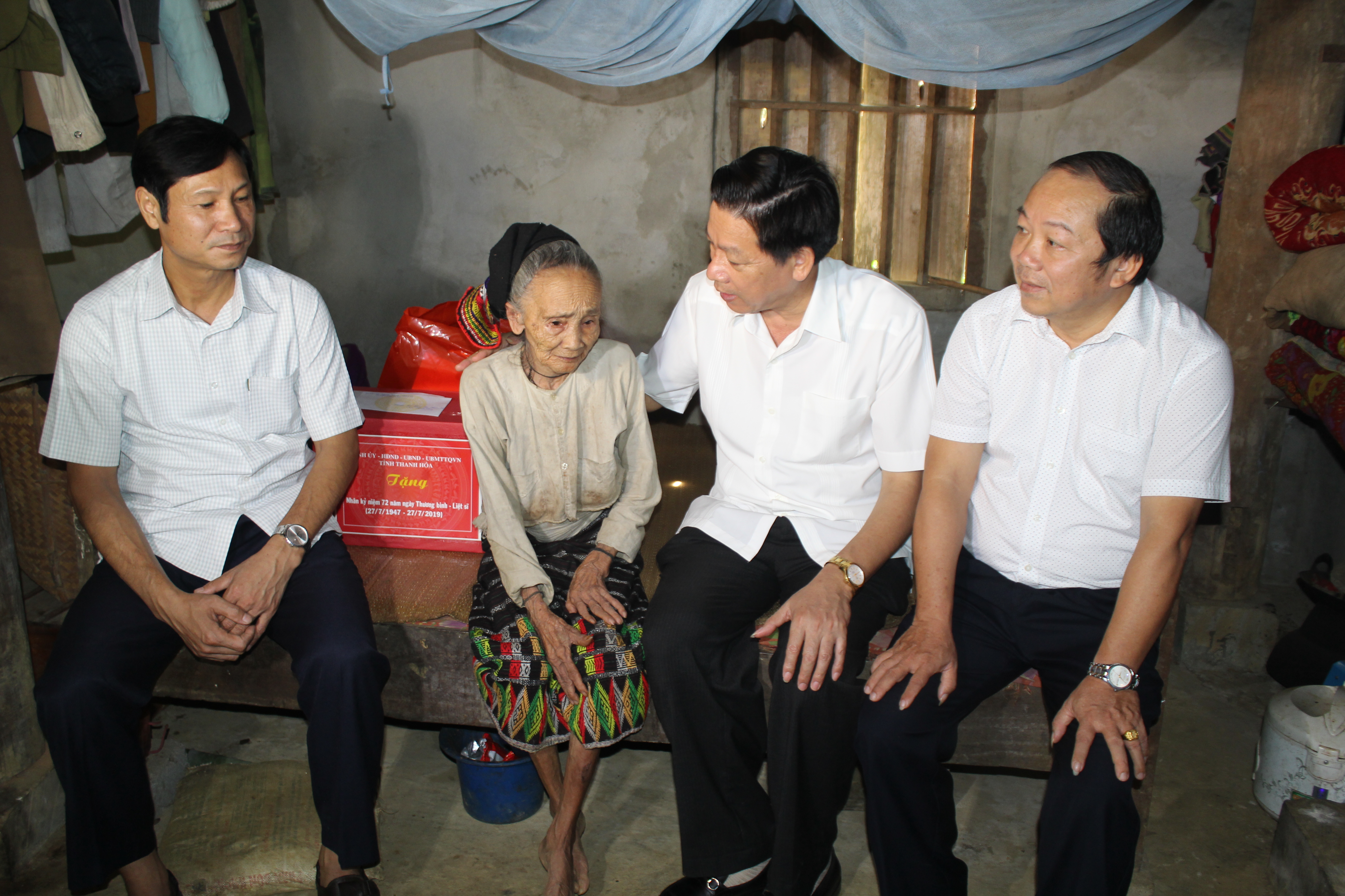 Đồng chí Phạm Bá Oai, Phó Chủ tịch HĐND tỉnh thăm, tặng quà các gia đình chính sách tại huyện Như Xuân