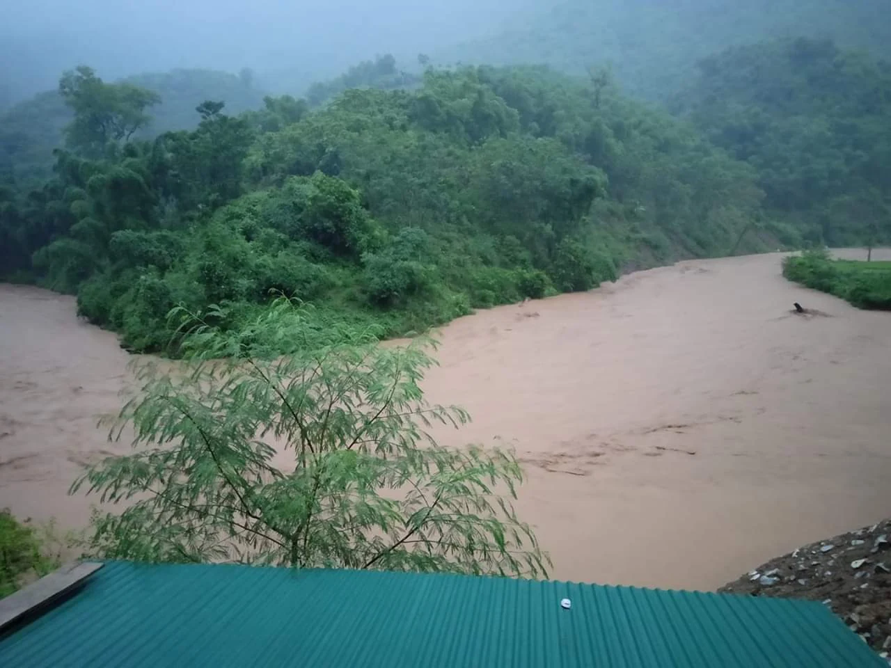 Mưa lũ, sạt lở đất đá gây chia cắt nhiều tuyến đường trên địa bàn huyện Mường Lát, 1 người mất tích