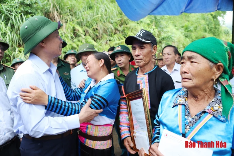 Bí thư Tỉnh ủy, Chủ tịch HĐND tỉnh Trịnh Văn Chiến thăm hỏi, chia buồn với gia đình Trưởng Công an xã Nhi Sơn