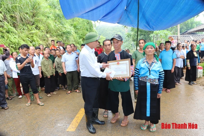 Bí thư Tỉnh ủy, Chủ tịch HĐND tỉnh Trịnh Văn Chiến thăm hỏi, chia buồn với gia đình Trưởng Công an xã Nhi Sơn