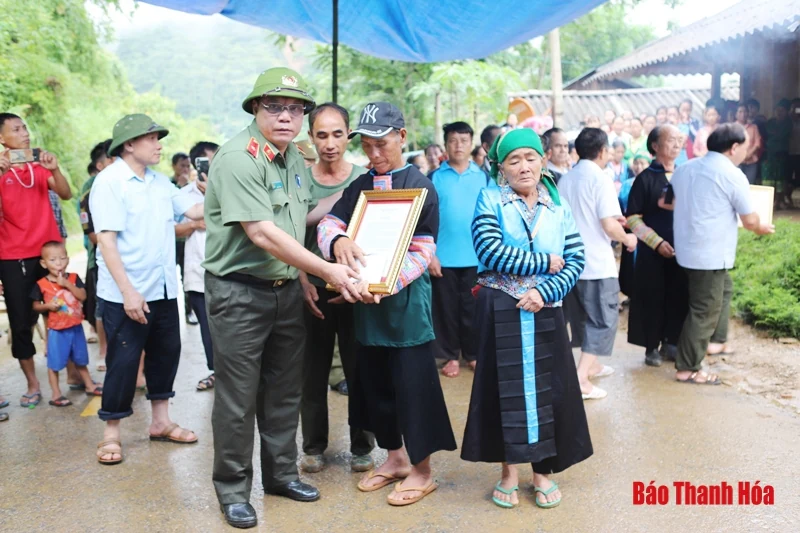 Bí thư Tỉnh ủy, Chủ tịch HĐND tỉnh Trịnh Văn Chiến thăm hỏi, chia buồn với gia đình Trưởng Công an xã Nhi Sơn
