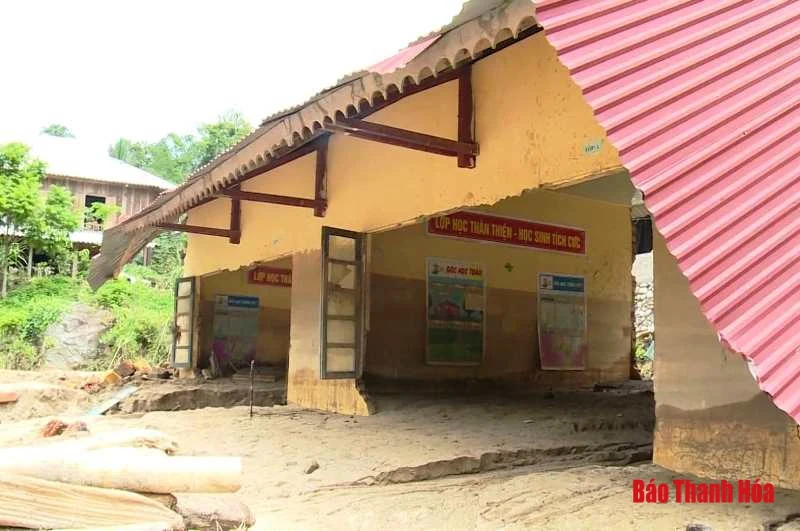 Cận cảnh điểm trường tan hoang sau lũ dữ 