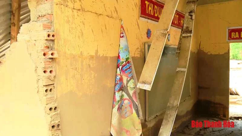 Cận cảnh điểm trường tan hoang sau lũ dữ 