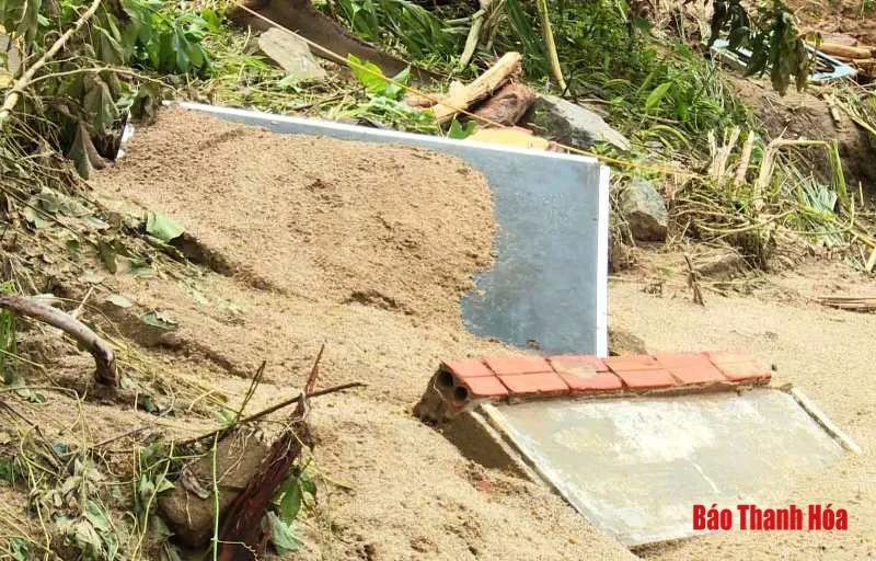 Cận cảnh điểm trường tan hoang sau lũ dữ 