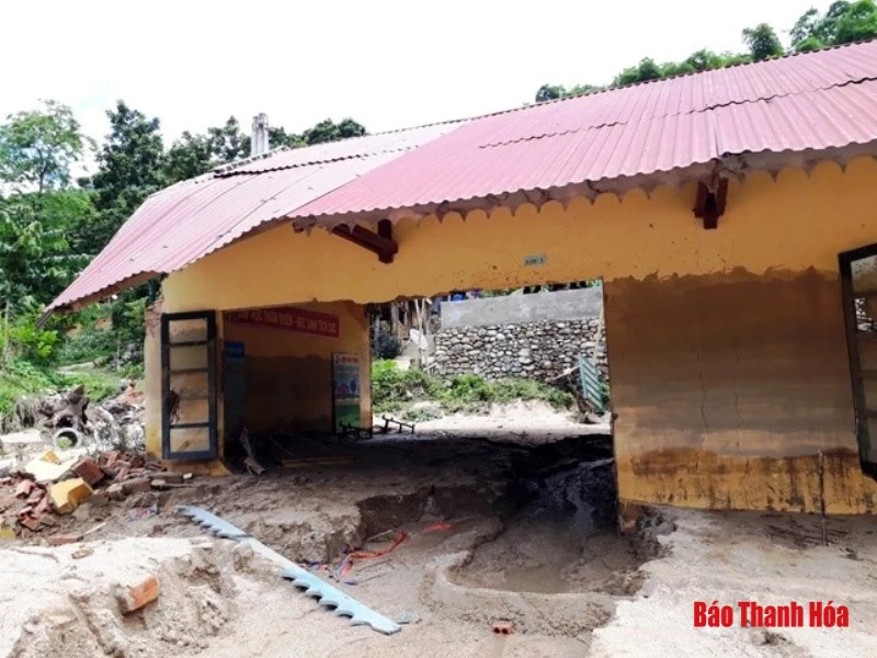 Cận cảnh điểm trường tan hoang sau lũ dữ 
