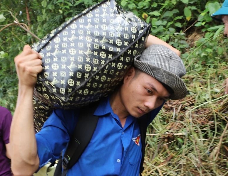 Sẻ chia cùng với người dân vùng lũ