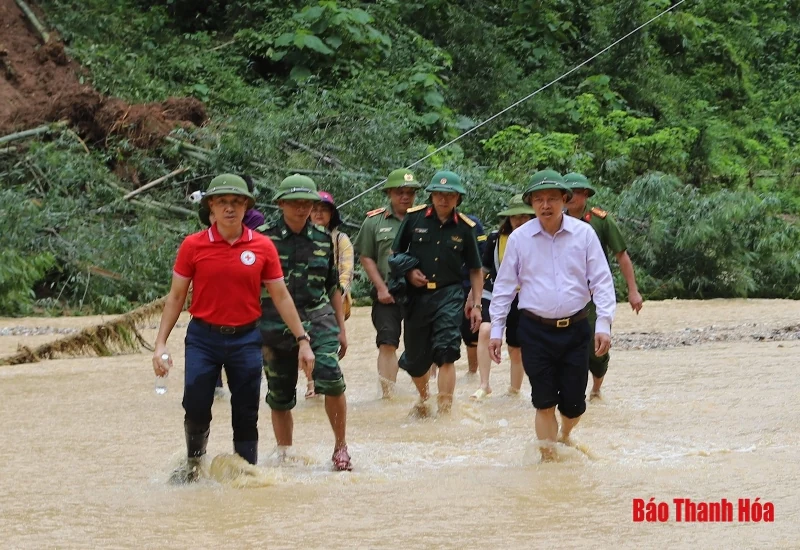 Sẻ chia cùng với người dân vùng lũ