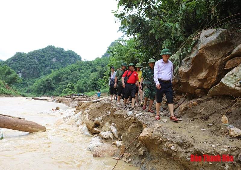 Sẻ chia cùng với người dân vùng lũ