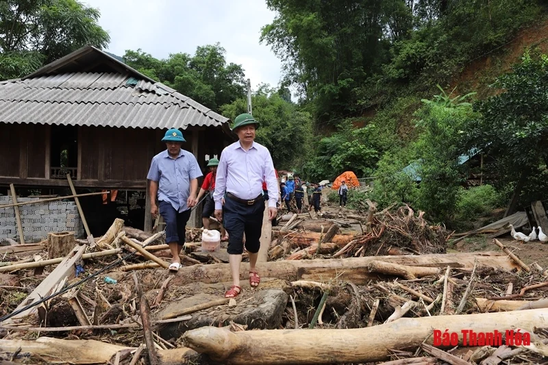 Sẻ chia cùng với người dân vùng lũ