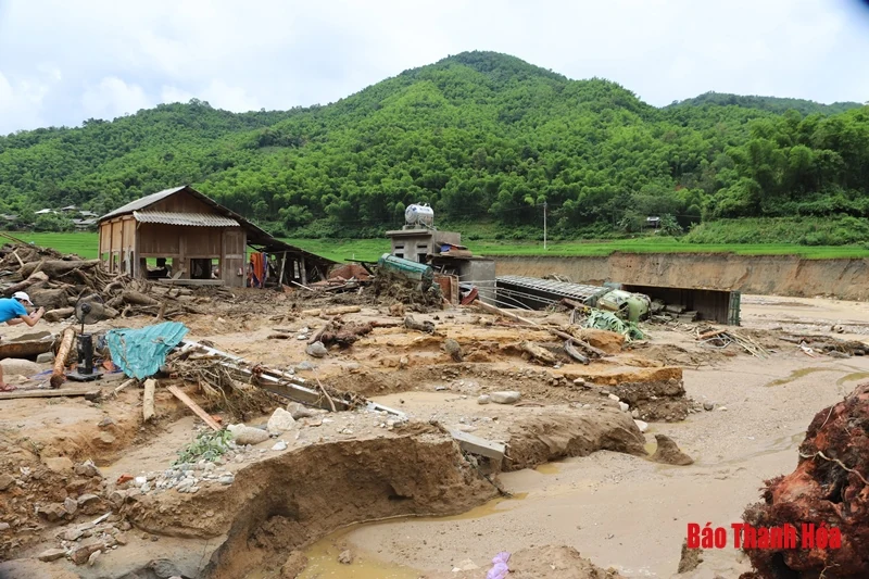 Sẻ chia cùng với người dân vùng lũ