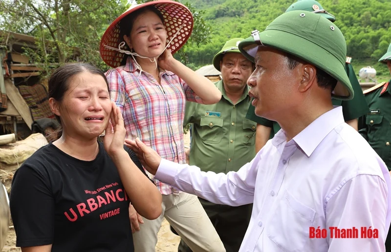 Sẻ chia cùng với người dân vùng lũ
