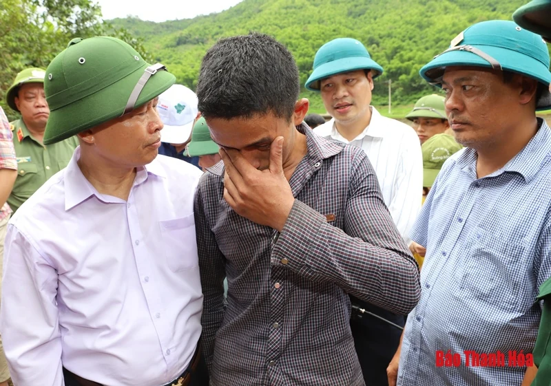 Sẻ chia cùng với người dân vùng lũ