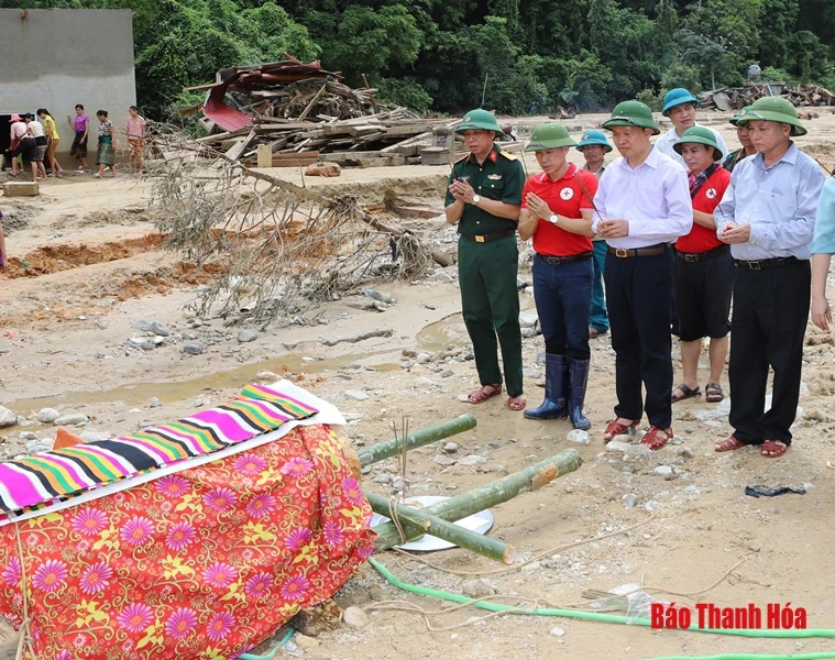 Sẻ chia cùng với người dân vùng lũ