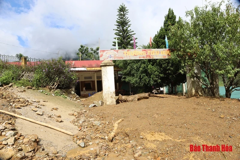 Sẻ chia cùng với người dân vùng lũ