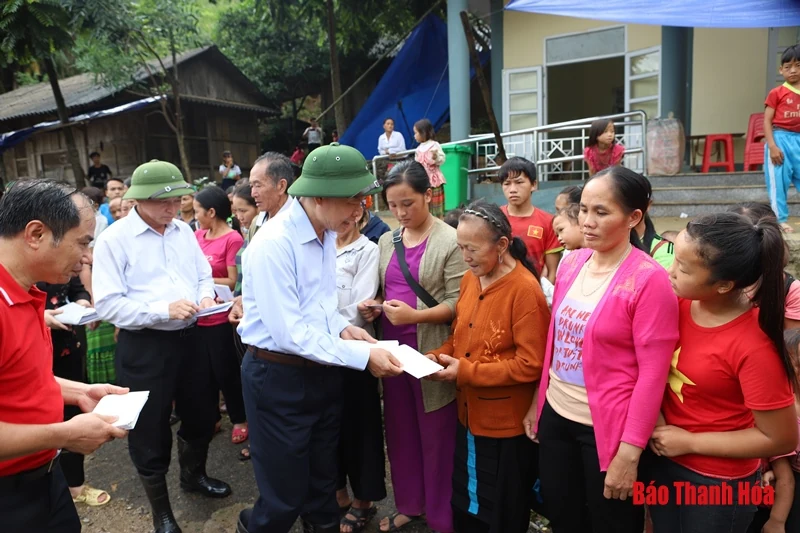 Sẻ chia cùng với người dân vùng lũ