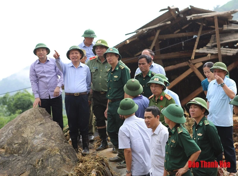 Sẻ chia cùng với người dân vùng lũ