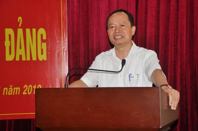 Trao Huy hiệu 70 năm tuổi Đảng cho đồng chí Lê Hữu Hinh