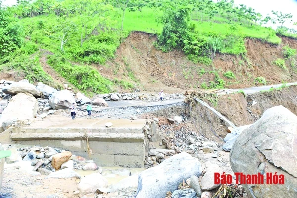 Nhiều tuyến đường giao thông qua địa bàn hai huyện Quan Sơn và Mường Lát bị sạt lở nghiêm trọng