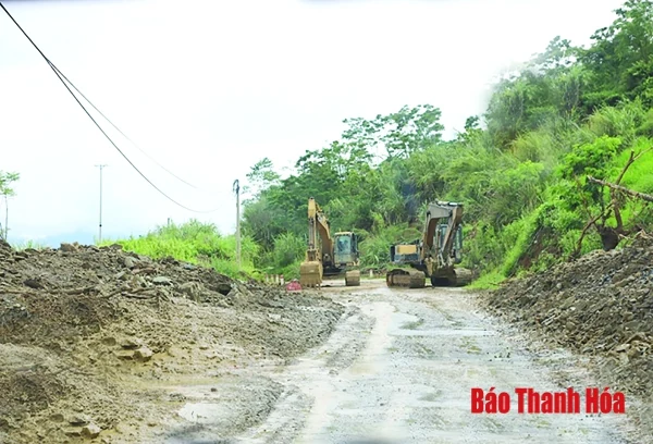 Nhiều tuyến đường giao thông qua địa bàn hai huyện Quan Sơn và Mường Lát bị sạt lở nghiêm trọng