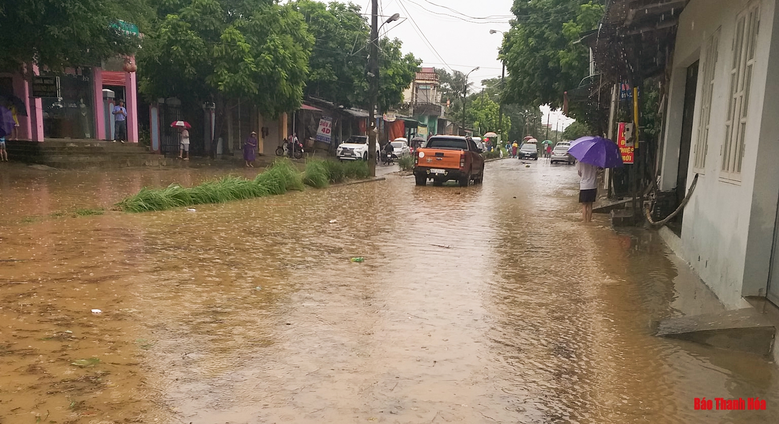 Mưa lớn, nhiều hộ dân thị trấn Lam Sơn (Thọ Xuân) ngập sâu trong nước