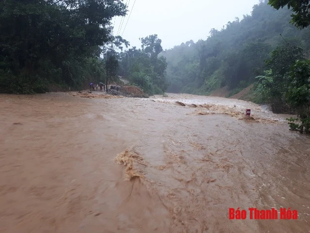 Mưa lớn do bão số 4 gây ngập lụt, thiệt hại ở nhiều nơi