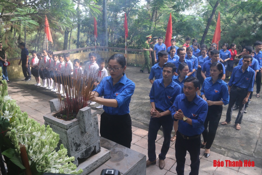 Đoàn Thanh niên, Công an, Ban Chỉ huy quân sự huyện Đông Sơn báo công dâng Bác