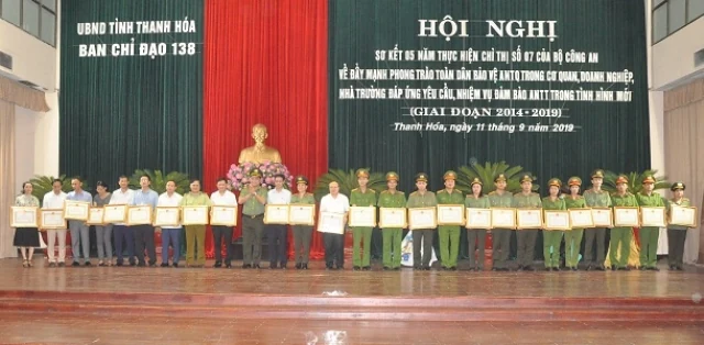Tiếp tục đẩy mạnh phong trào toàn dân bảo vệ an ninh Tổ quốc trong cơ quan, doanh nghiệp, nhà trường