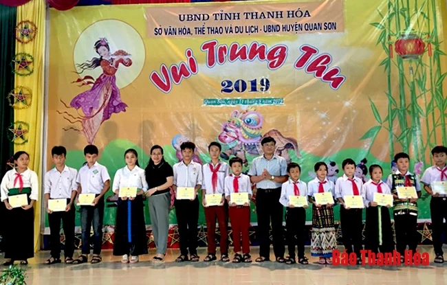 Sở Văn hóa, Thể thao và Du lịch tặng quà, tổ chức Tết Trung thu cho trẻ em huyện Quan Sơn