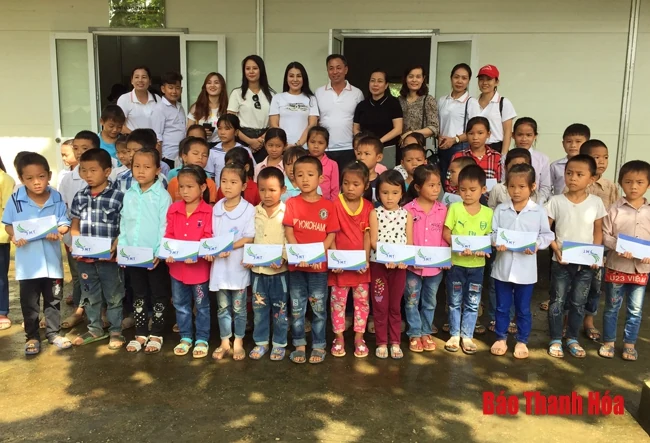 Sở Văn hóa, Thể thao và Du lịch tặng quà, tổ chức Tết Trung thu cho trẻ em huyện Quan Sơn