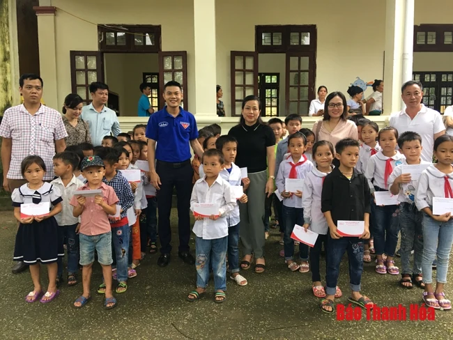 Sở Văn hóa, Thể thao và Du lịch tặng quà, tổ chức Tết Trung thu cho trẻ em huyện Quan Sơn