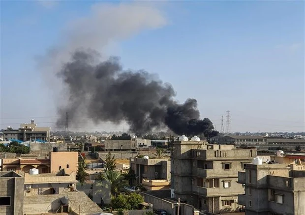 Libya: Quân đội miền Đông không kích sân bay quốc tế Tripoli