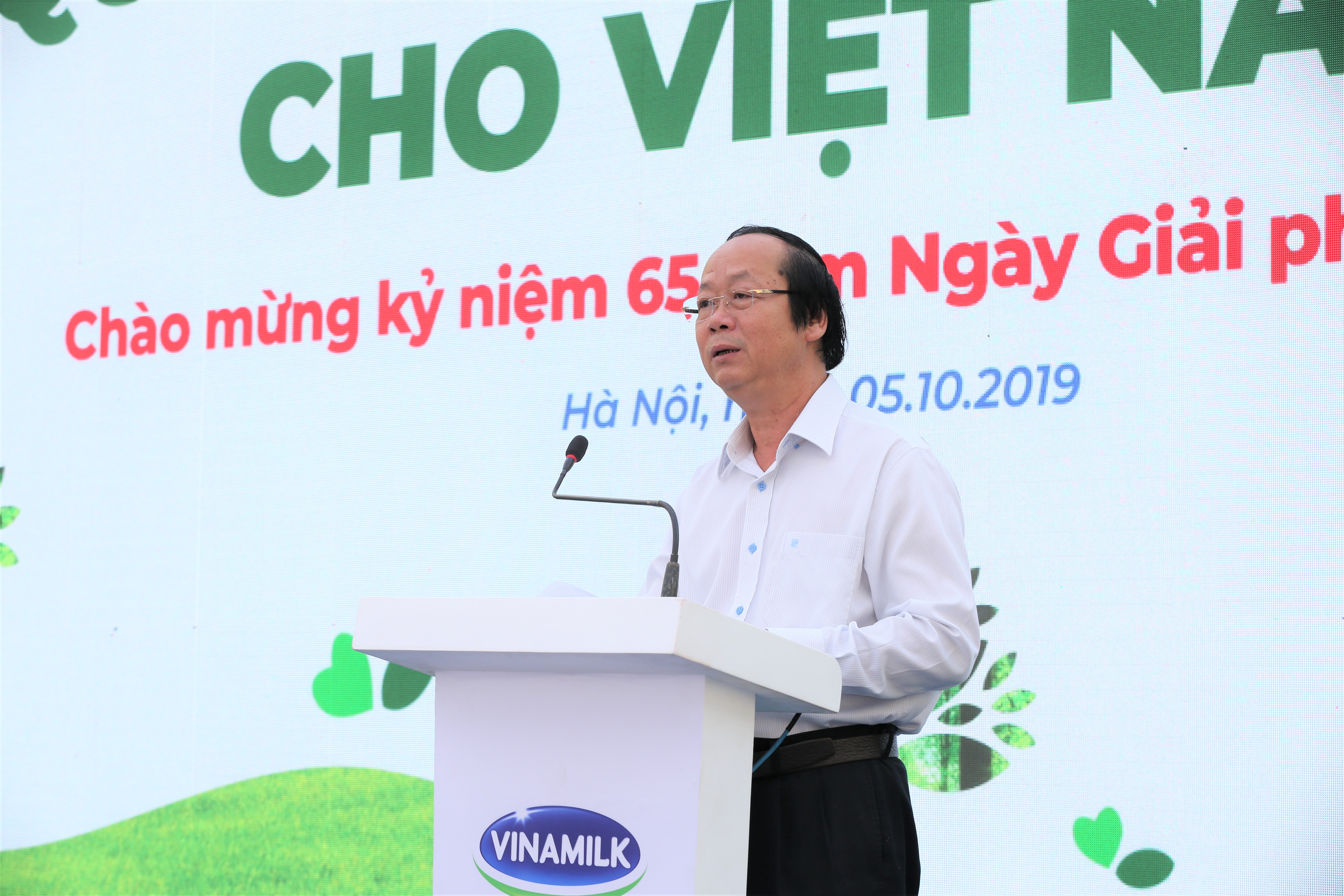 Chào mừng 65 năm Ngày Giải phòng Thủ Đô: Vinamilk cùng Quỹ 1 triệu cây xanh cho Việt Nam và Quỹ sữa Vươn cao Việt Nam tổ chức các hoạt động ý nghĩa cho trẻ em thủ đô.